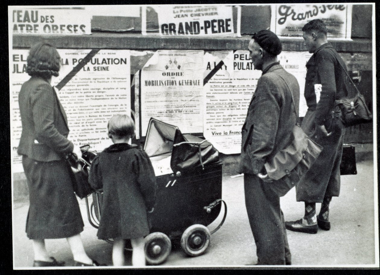 II wojna światowa (1939-1945): przechodnie czytają plakaty mobilizacyjne we wrześniu 1939 r. autorstwa Anonymous Anonymous