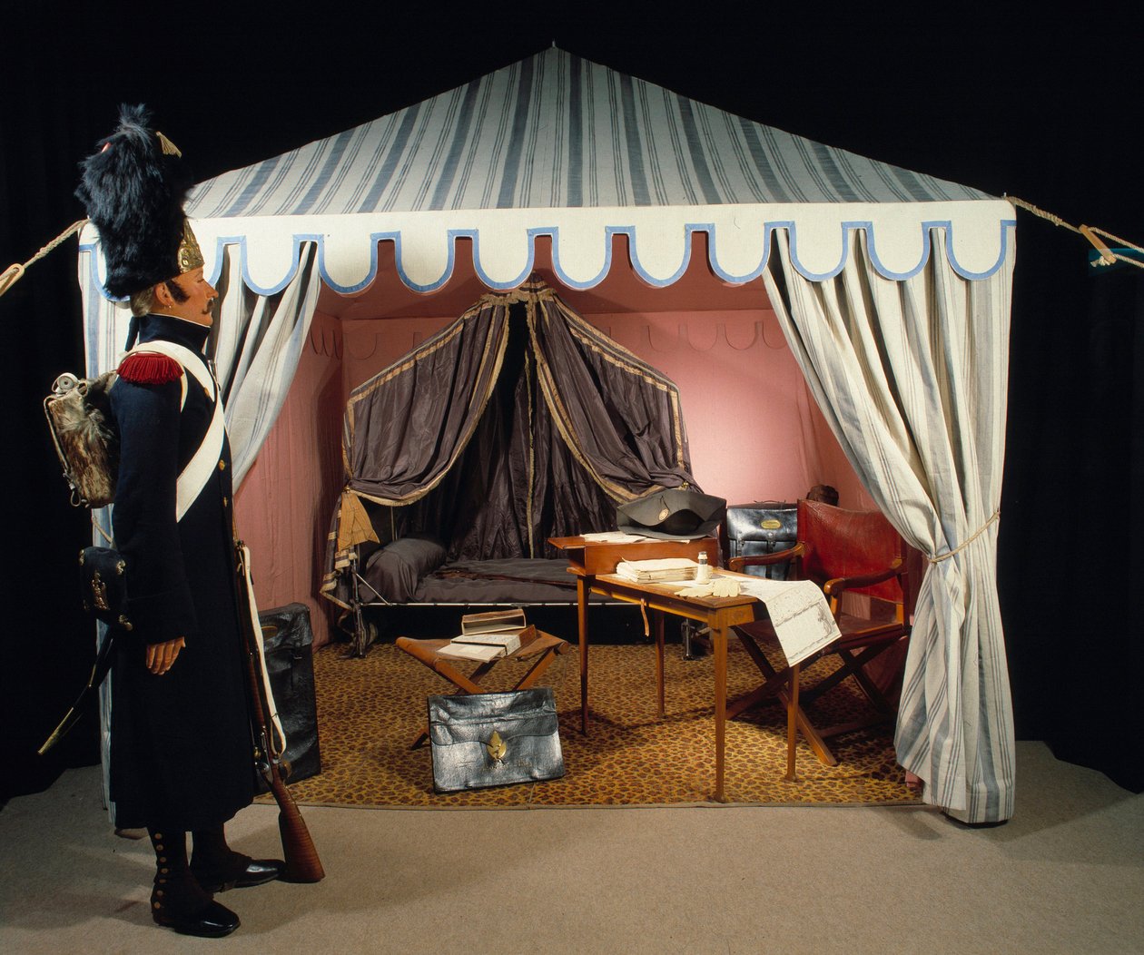 Namiot Napoleona I na biwaku z pieszym grenadierem ze stającej straży Gwardii Imperialnej. XIX-wieczny Paryż, Musee de l