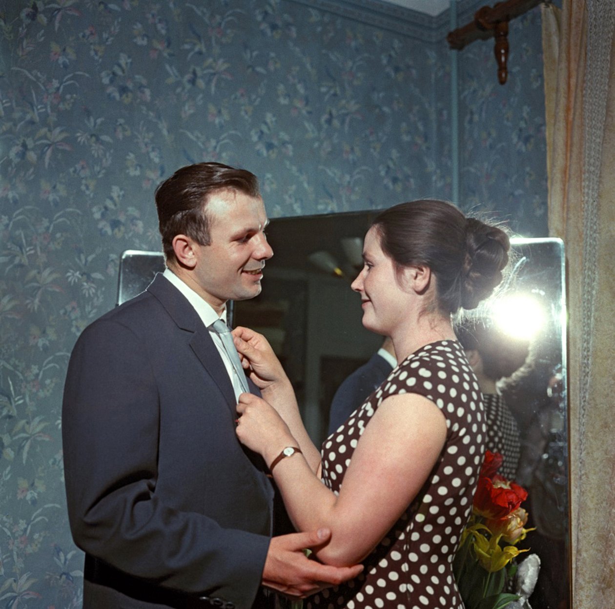 Kosmonauta Jurij (Iouri, Youri) Gagarin (1934-1968) z żoną Walentyną par. Riumkin, Jakowem Israilewiczem (1913-1986). Fotografia kolorowa autorstwa Anonymous Anonymous
