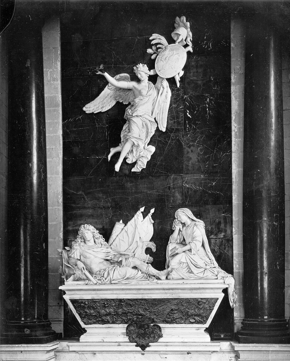 Mauzoleum Nicolas Bautru (zm.1661) markiz de Vaubrun, 1680-81 (złocony ołów i marmur) autorstwa Antoine Coysevox