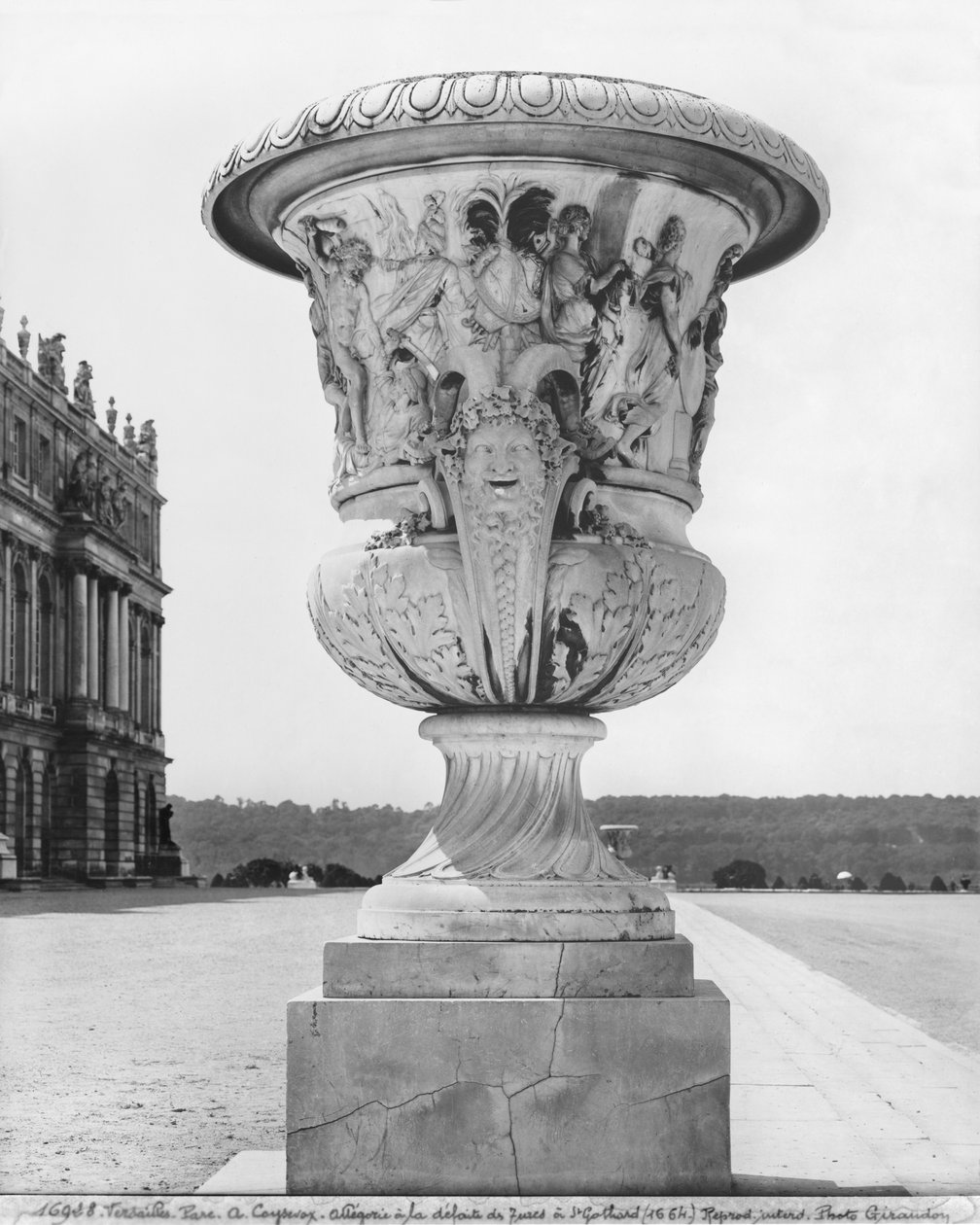 Monumentalna waza, alegoria klęski Turków przez wojska królewskie w latach 1664, 1684-85 (zob. też 346035, 346036) autorstwa Antoine Coysevox