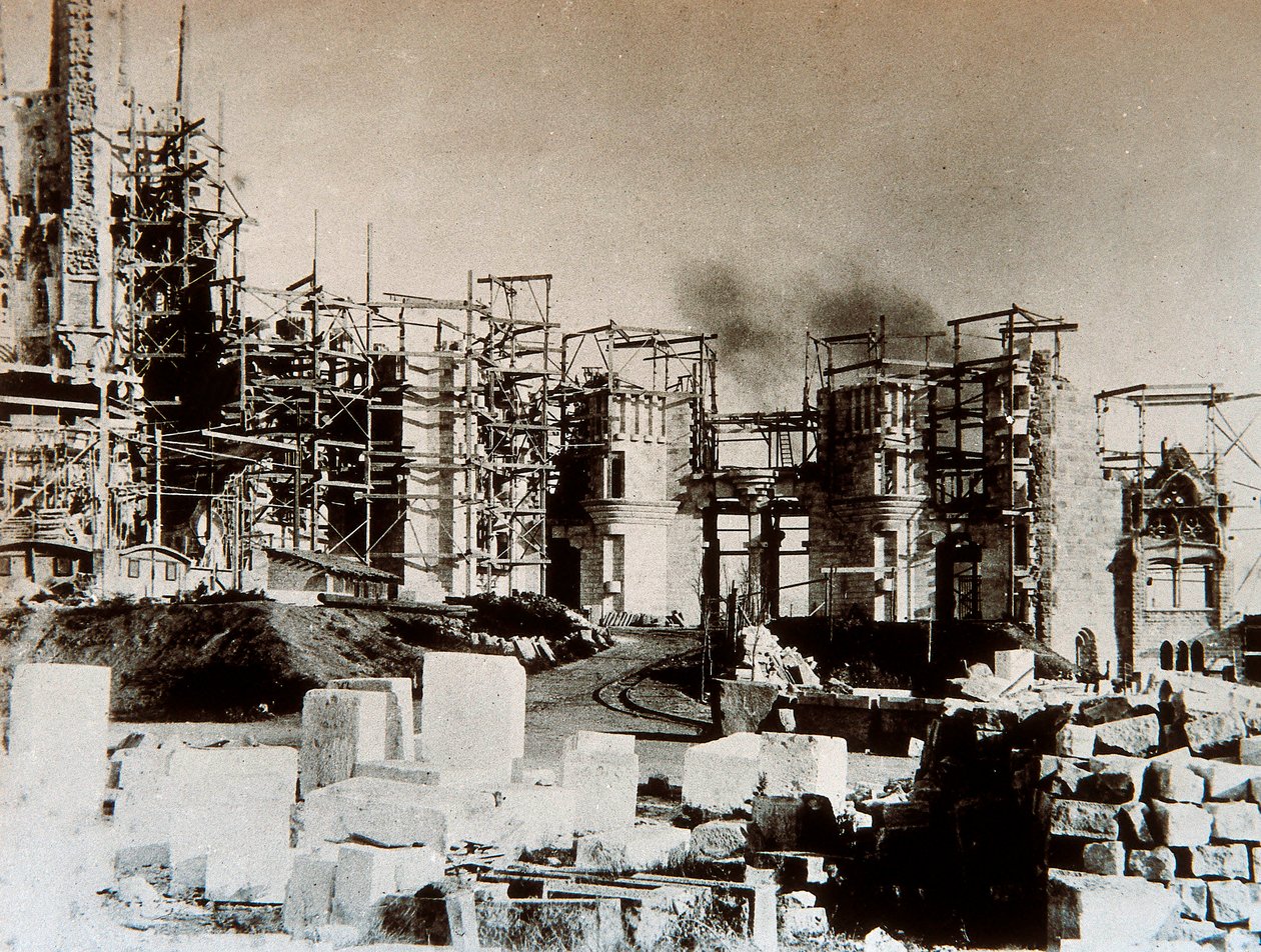 Architektura: widok na katedrę Sagrada Familia (Święta Rodzina), Barcelona - plac budowy w 1899 (zdjęcie czarno-białe) autorstwa Antoni Gaudi