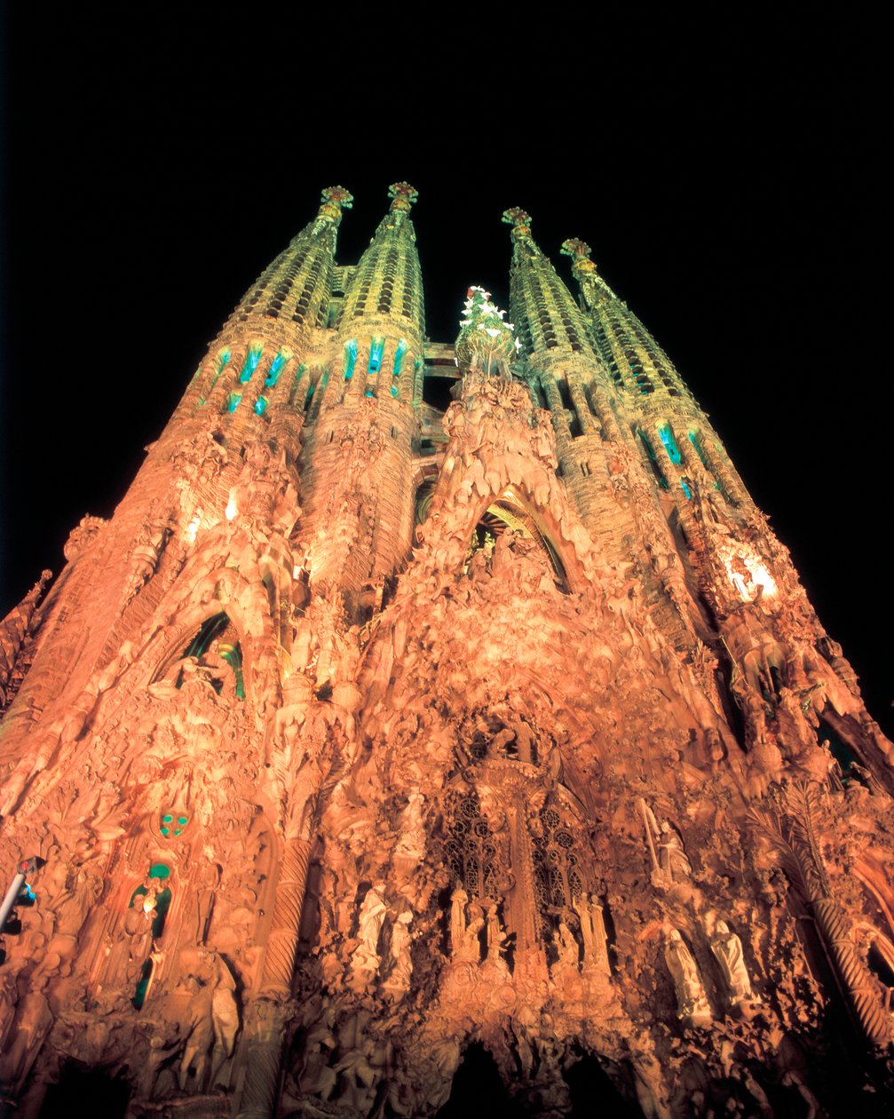 Autor: GAUDI i CORNET, Antoni (1852-1926). Tytuł: Sagrada Familia. 1884-1926 (hiszpański). Technika: Architektura. Muzeum/Lokalizacja: HISZPANIA. KATALONIA. BARCELONA. Barcelona. Kościół Pokutny Świętej Rodziny. Fachada del Nacimiento. (Hiszpański). autorstwa Antoni Gaudi