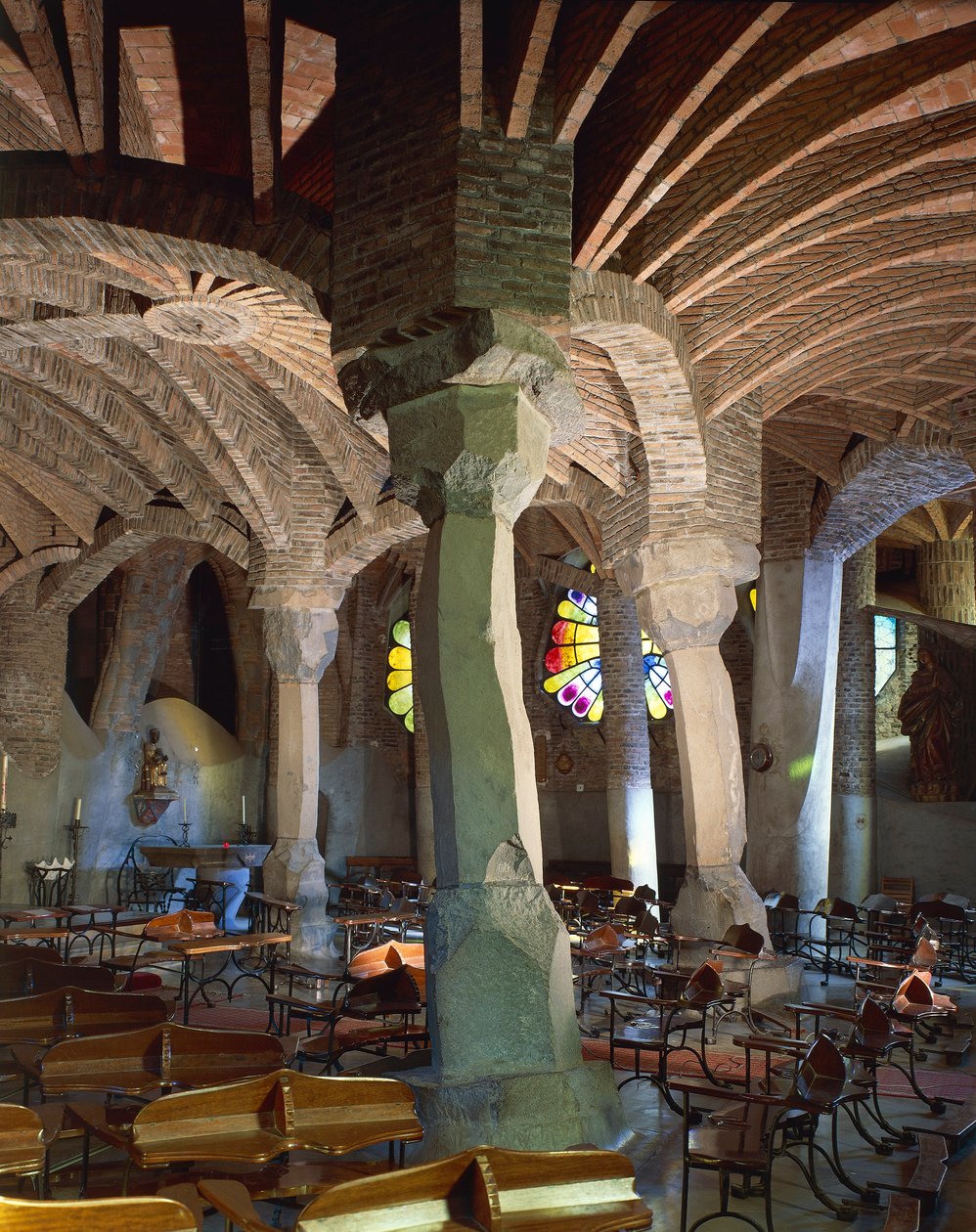 Hiszpania, region Katalonia, prowincja Barcelona, okręg Baix Llobregat, Santa Coloma de Cervello, kościół Colonia Guell, krypta kościoła autorstwa Antoni Gaudi