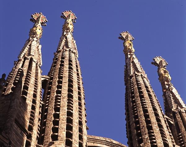 Wieże z La Sagrada Familia, kościół rozpoczęty w 1882 roku (foto) autorstwa Antoni Gaudi