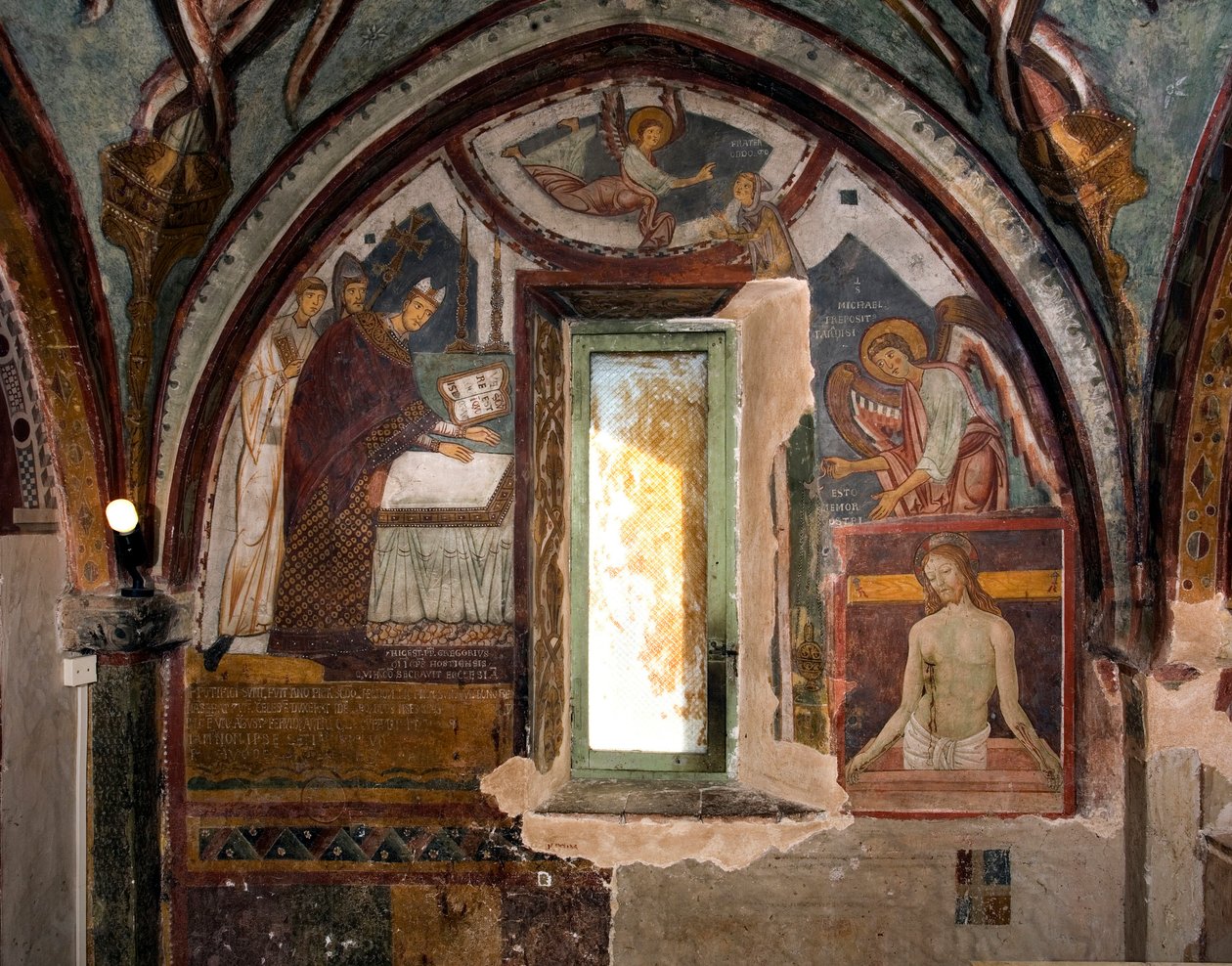 Po lewej stronie papież Grzegorz IX, ówczesny wigilia miasta Ostia, konsekruje kaplicę (XII w.) po prawej Pieta, fresk wykonany później przez Antonio Aquili dit Antoniazzo Romano (czynny ok. 1461-1508) XV-wieczna Kaplica św. St. Gregoire, Monaste autorstwa Antoniazzo Romano
