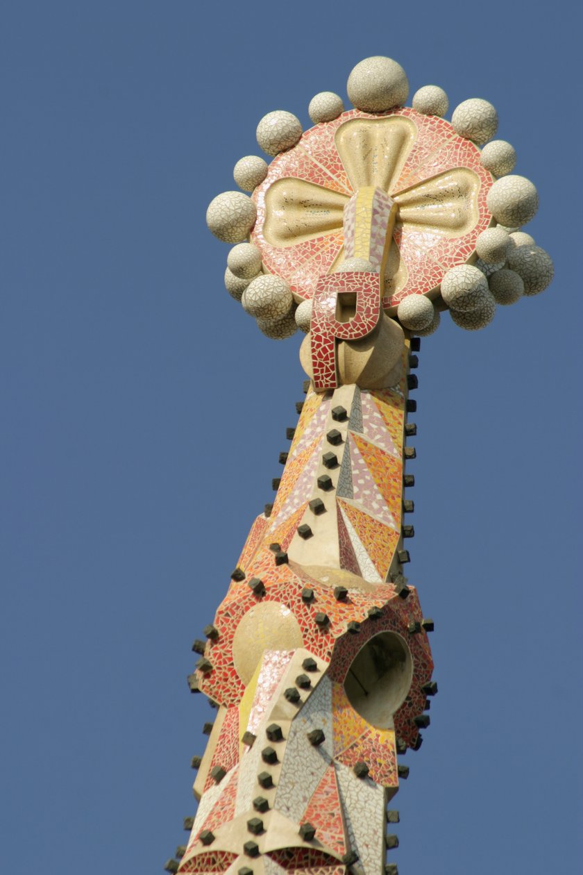 Wierzchołek iglicy katedry Sagrada Familia, rozpoczęty 1882 (ceramika) autorstwa Antonio Gaudi