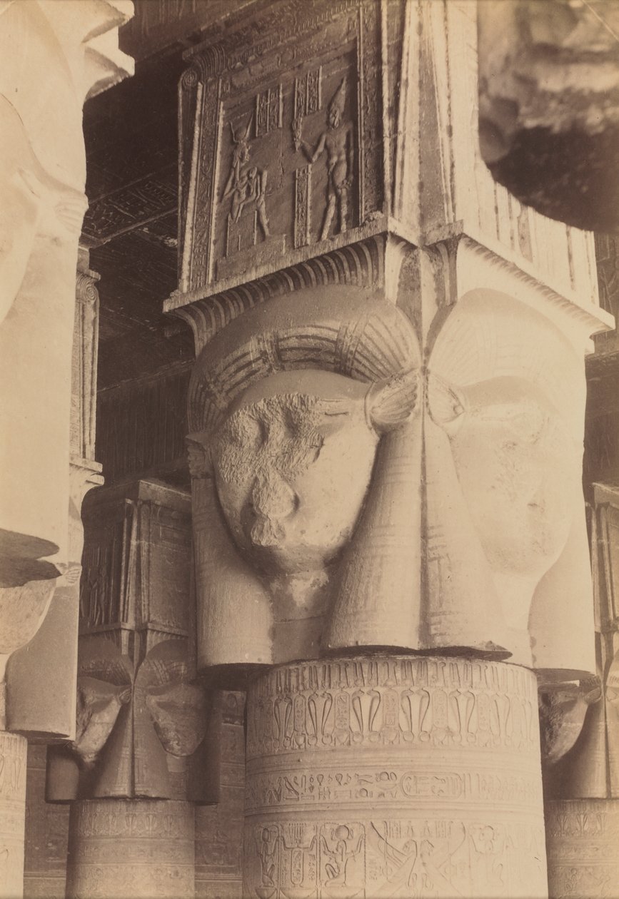 Dendera, wnętrze świątyni, stolice Hathor autorstwa Antonio Beato
