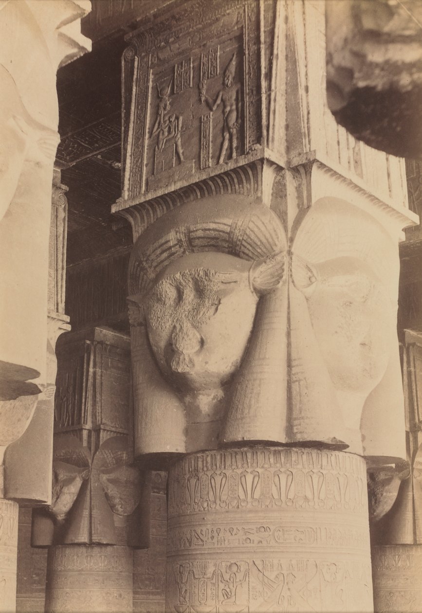 Dendera, Wnętrze świątyni, Stolice Hathor, c. 1870 - 1880. autorstwa Antonio Beato