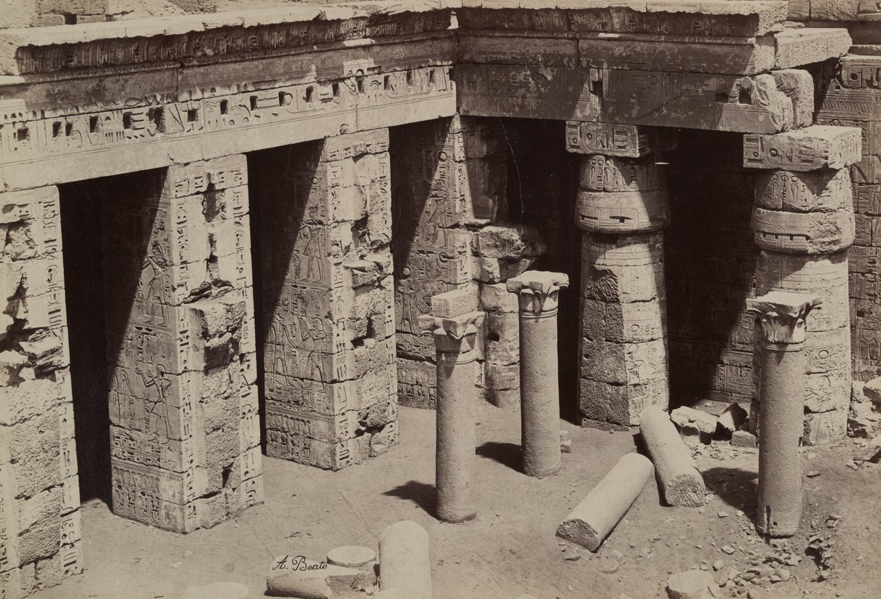 Medinet Habu: Kościół koptyjski w centrum świątyni Ramzesa III autorstwa Antonio Beato