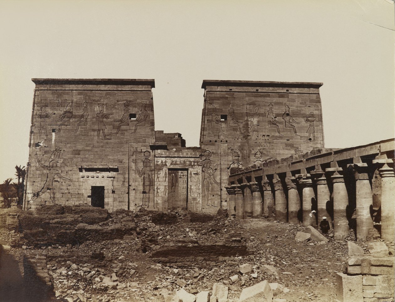 Philae, widok na pylon z kolumnami autorstwa Antonio Beato