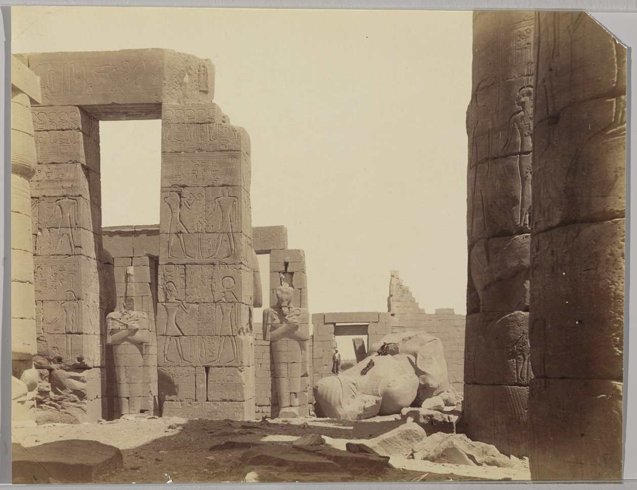 Ramesseum z posągiem (zdjęcie żelatynowo-srebrowe) autorstwa Antonio Beato