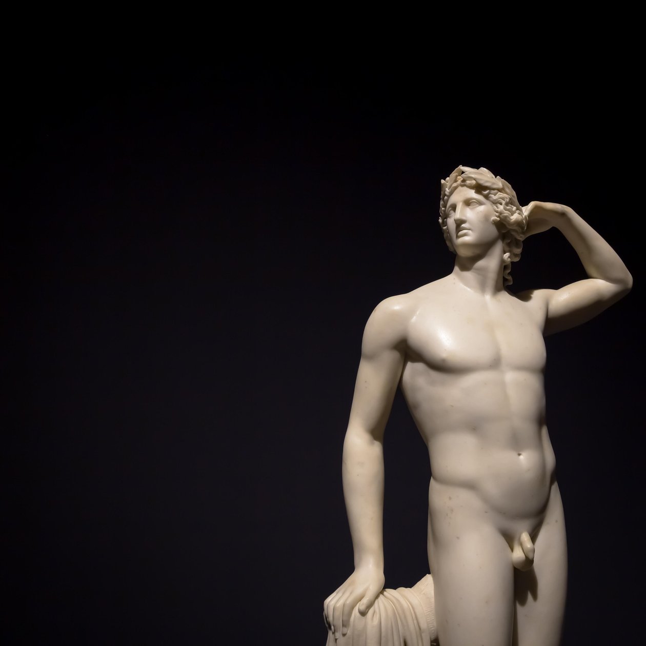 MILAN, WŁOCHY - czerwiec 2020 r.: starożytna rzeźba Apollo Crowing Himself - 1782 - Ant..., 2019 r. (zdjęcie ilustracyjne) autorstwa Antonio Canova