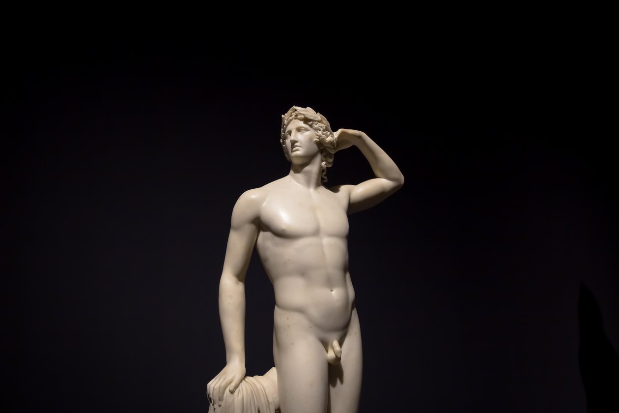 MILAN, WŁOCHY - czerwiec 2020 r.: starożytna rzeźba Apollo Crowing Himself - 1782 - Ant..., 2019 r. (zdjęcie ilustracyjne) autorstwa Antonio Canova
