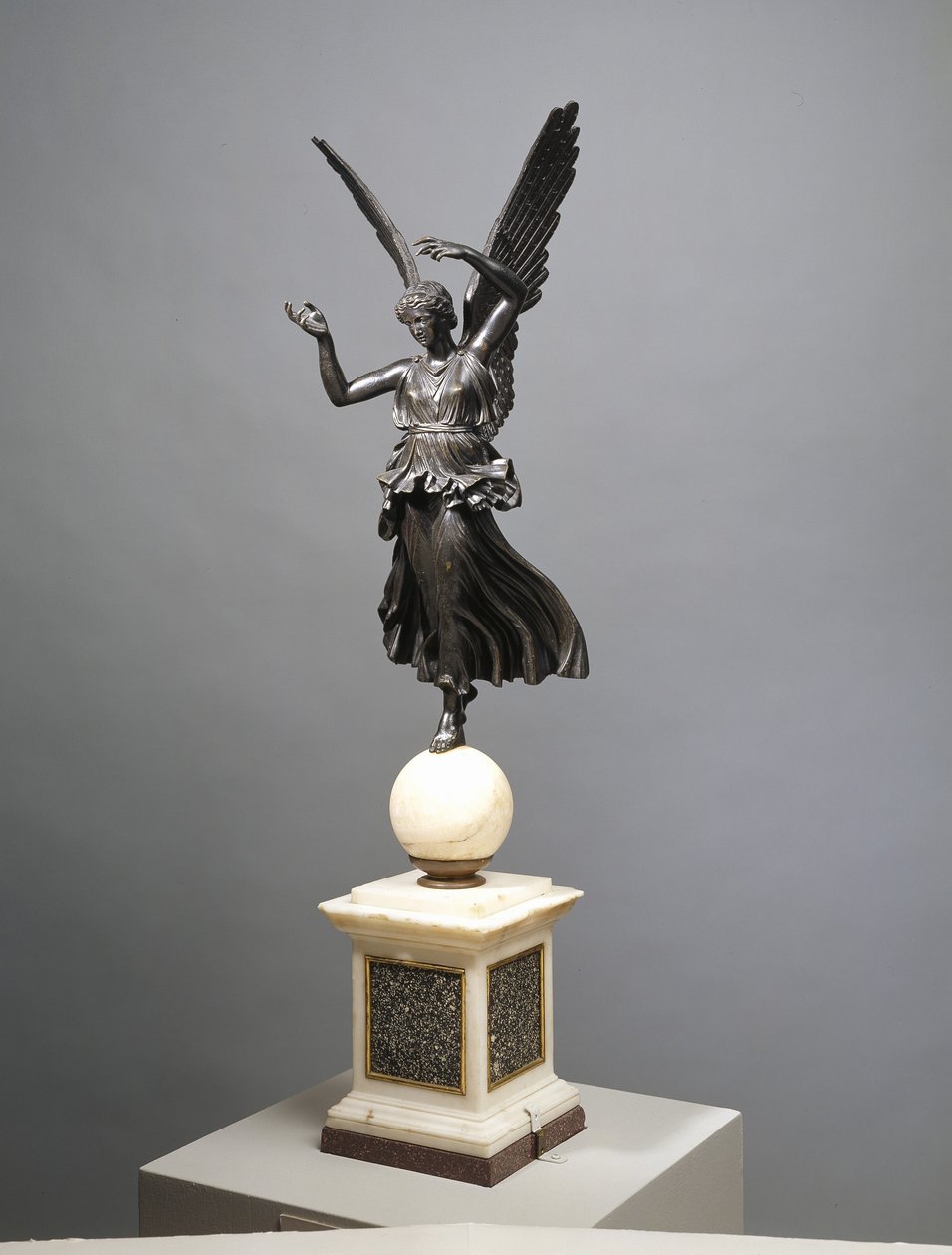 Zwycięstwo, c.1813 (brąz i alabaster) autorstwa Antonio Canova