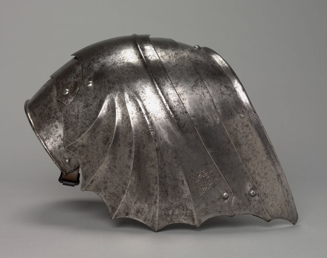 Gotycki naramiennik wachlarzowy, ok.1485-1500 (stal) autorstwa Antonio Missaglia