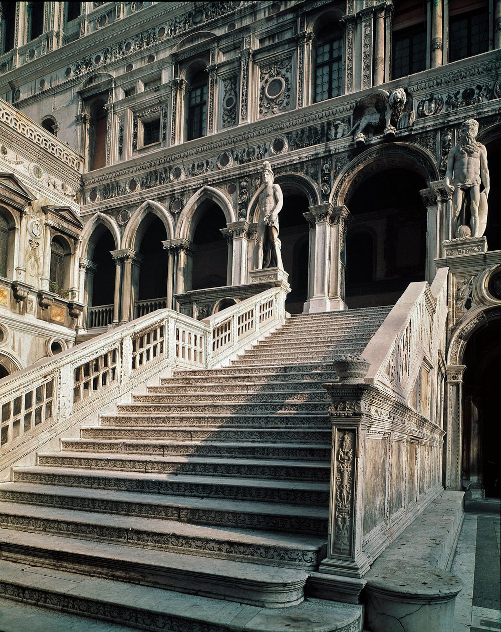 Widok na Scala dei Giganti (klatka schodowa Geantów) prowadząca do wejścia do Pałacu Książęcego (palazzo ducale) wykonana przez Antonio Rizzo (1430-1499) 1483-1491 Wenecja autorstwa Antonio Rizzo