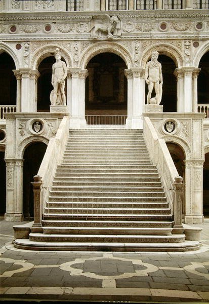 Widok na Scala dei Giganti, zaprojektowaną przez Antonio Rizzo z posągami Marsa i Neptuna autorstwa Jacopo Sansovino (1486-1570). autorstwa Antonio Rizzo