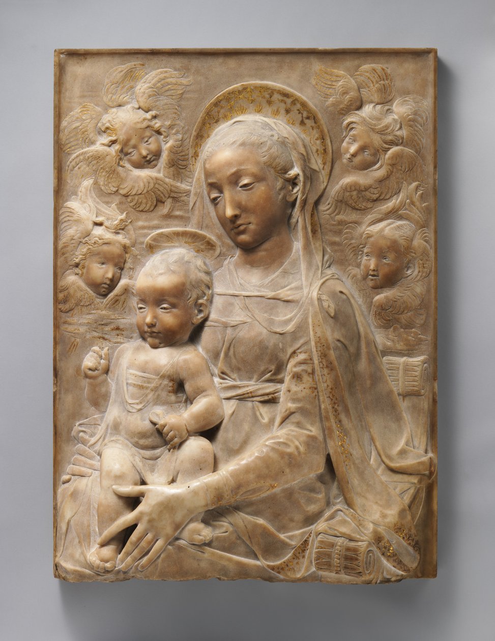 Madonna z Dzieciątkiem i Aniołami, ok.1455-60 (marmur z pozłacanymi detalami) autorstwa Antonio Rossellino