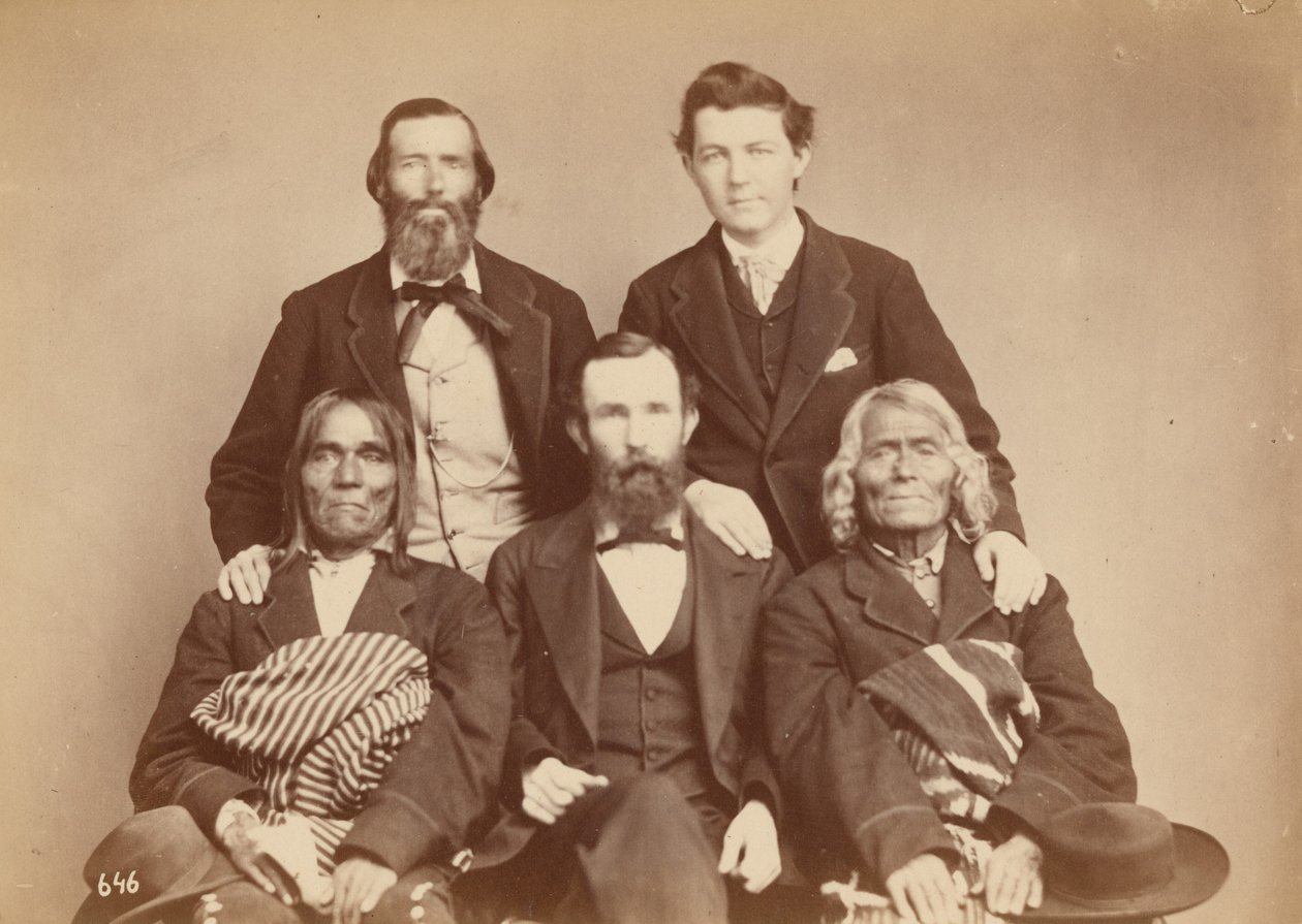 Alexander Gardner, William Henry Jackson i Antonio Zeno Shindler z delegatami Pueblo Alejandro Padillą, gubernatorem Islety, i Ambrosio Abeitą, byłym gubernatorem Islety, 1868 r. (zdjęcie) autorstwa Antonion Zeno Shindler