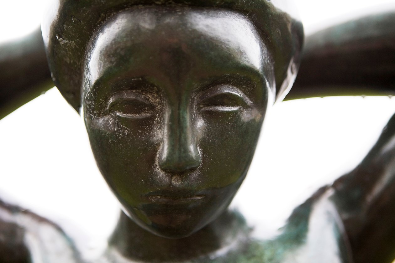 Kąpiąca się układająca włosy, detal, 1930 (brąz) autorstwa Aristide Maillol