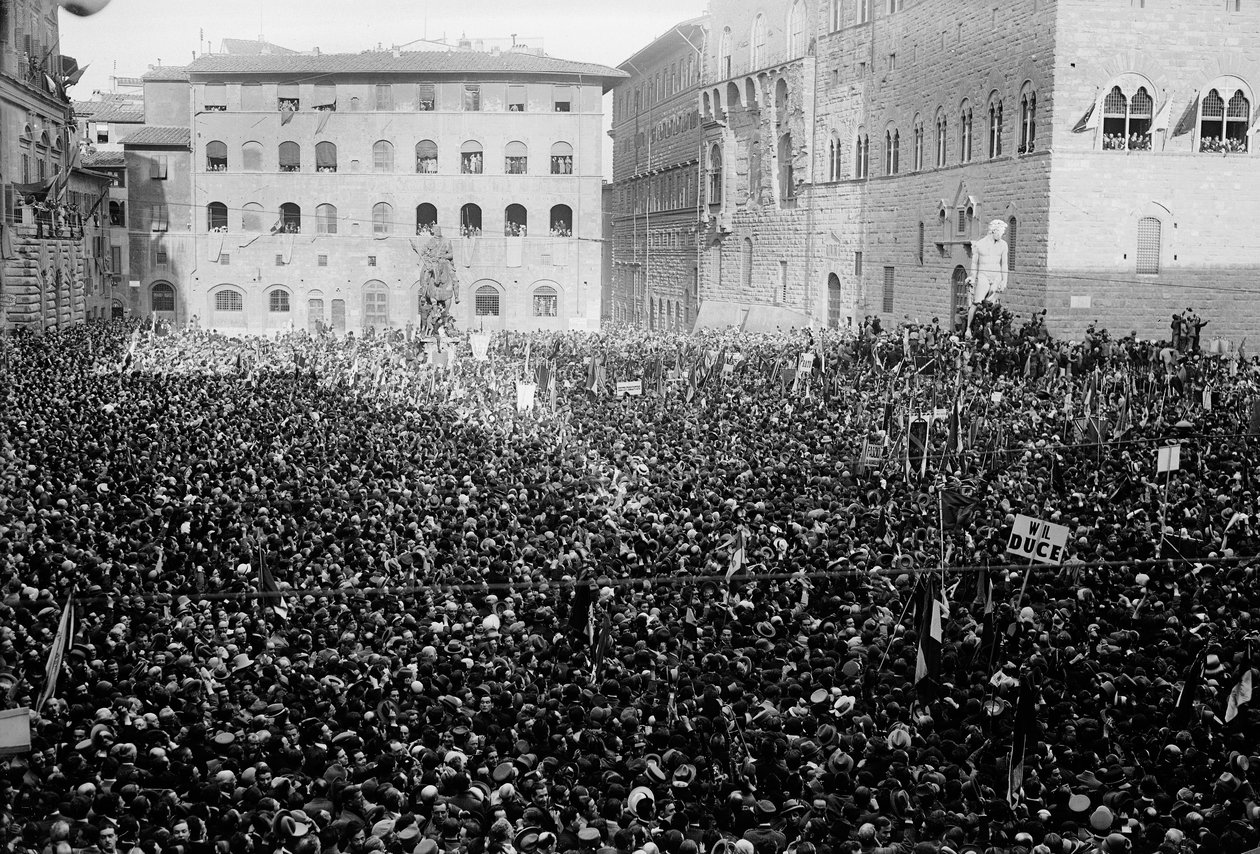 Tłum zgromadzony na Piazza Signoria z okazji wizyty Hitlera i Mussoliniego we Florencji, 05/1938 (zdjęcie czarno-białe) autorstwa Armando Bruni