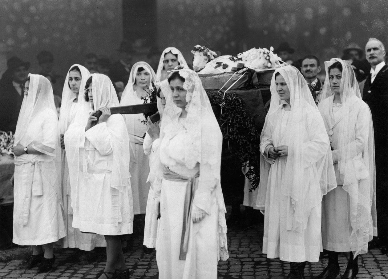 Obrzędy wielkanocne: błogosławieństwo baranków w Sant Agnese fuori le Mura, Rzym, ok.1940-46 (odbitka żelatynowo-srebrowa) autorstwa Armando Bruni