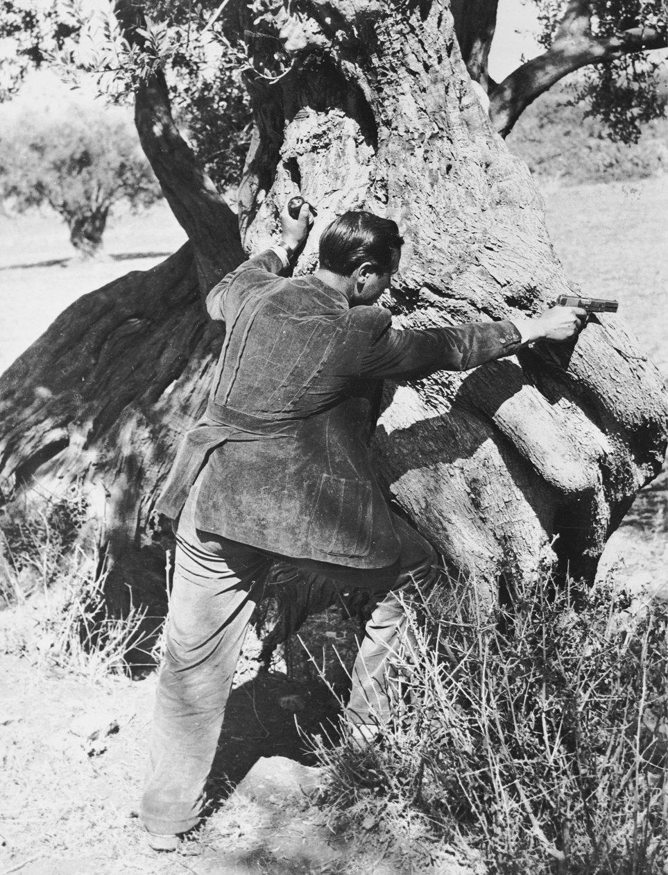 Salvatore Giuliano wycelowany w pistolet, 1937 autorstwa Armando Bruni