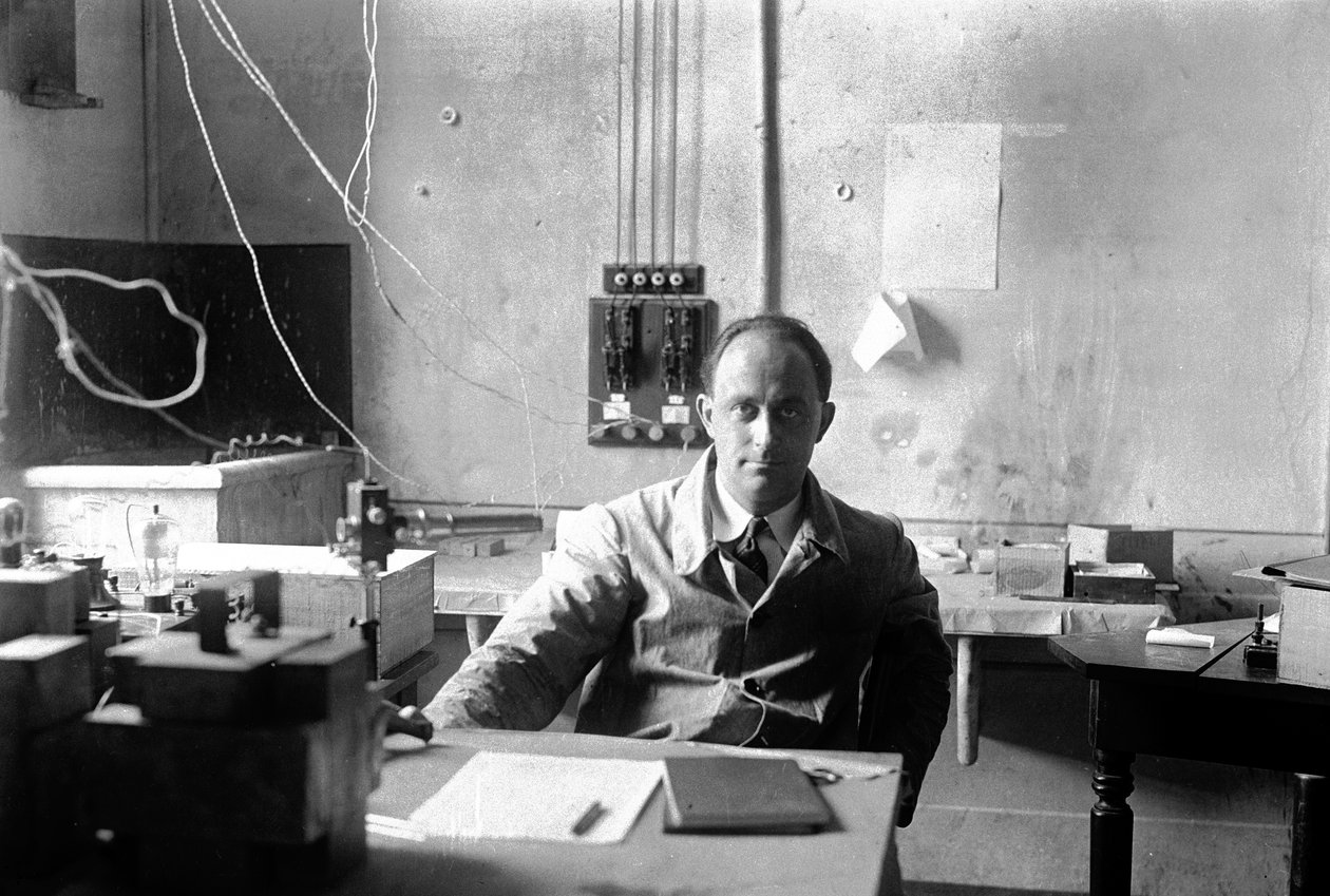 Włoski fizyk Enrico Fermi (1901-1954 Nagroda Nobla w dziedzinie fizyki w 1938) w laboratorium (zdjęcie czarno-białe) autorstwa Armando Bruni