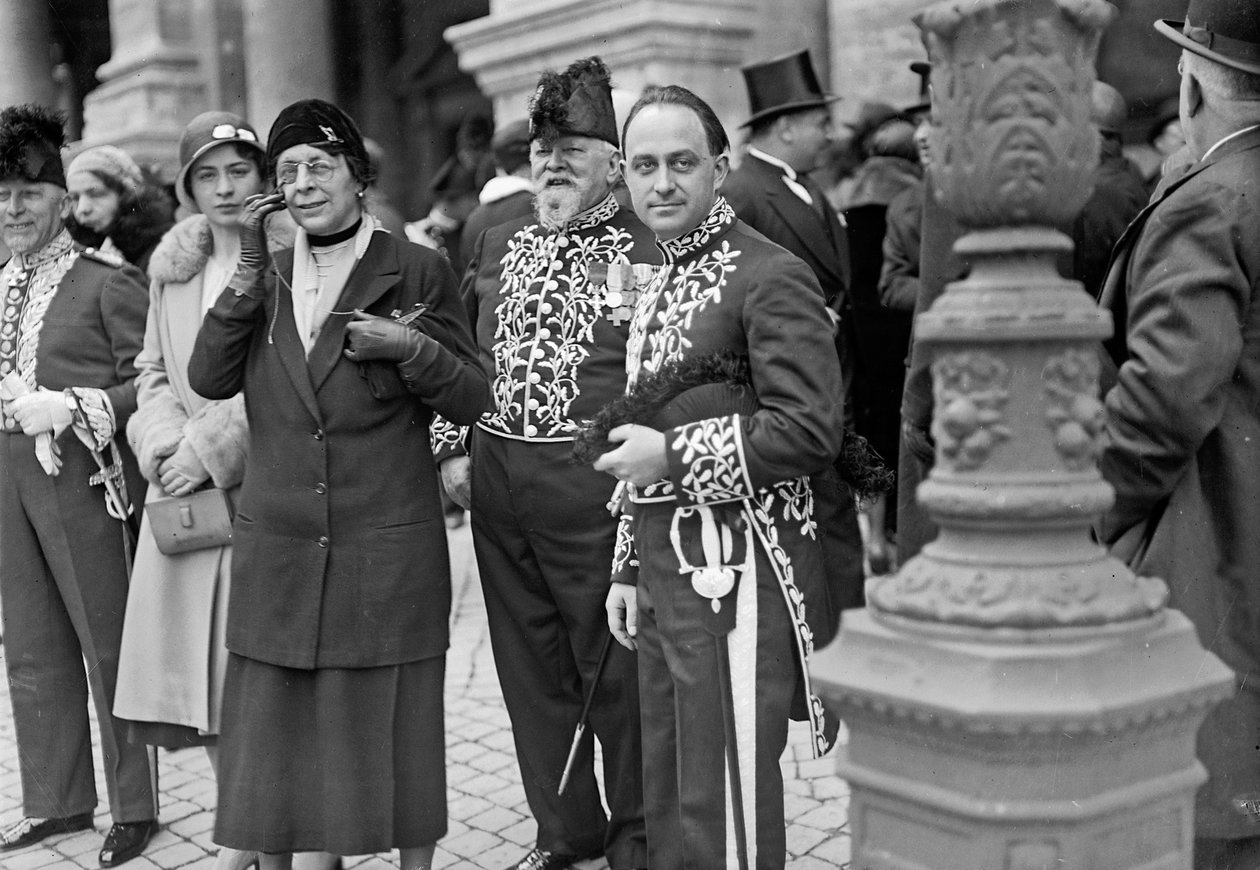 Włoski fizyk Enrico Fermi (1901-1954 Nagroda Nobla w dziedzinie fizyki w 1938) w uroczystym stroju na imprezie Królewskiej Akademii Włoch (zdjęcie czarno-białe) autorstwa Armando Bruni