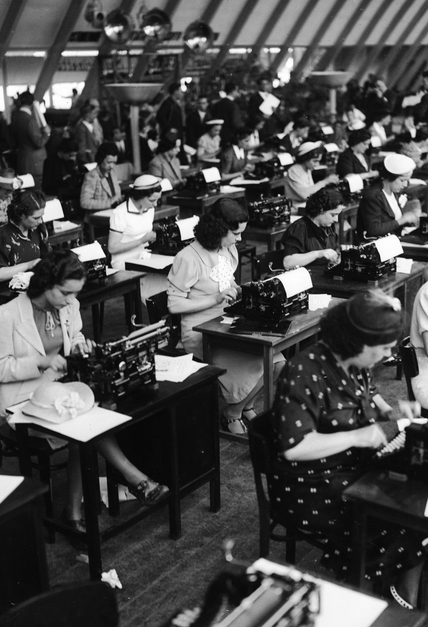 Pracujące maszynistki, Włochy, 1938 (płyta szklana) autorstwa Armando Bruni