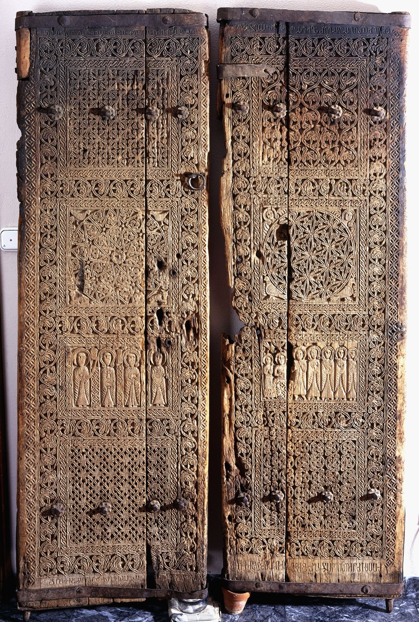 Para rzeźbionych drzwi z orzecha ormiańskiego, przedstawiająca Chrystusa z sześcioma apostołami i świętymi, 1312 autorstwa Armenian School