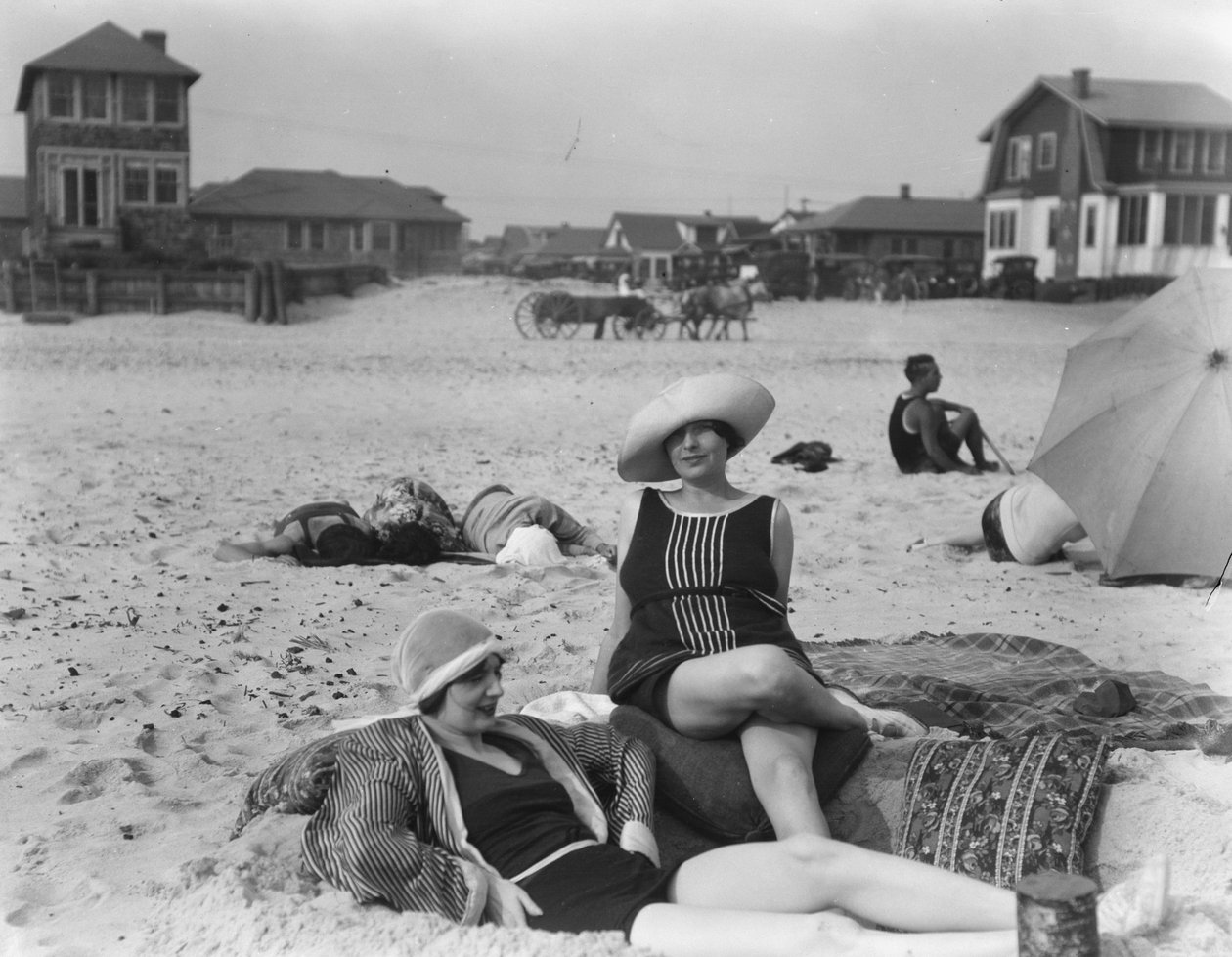 Dwie kobiety w Long Beach, Nowy Jork, 1910 autorstwa Arnold Genthe