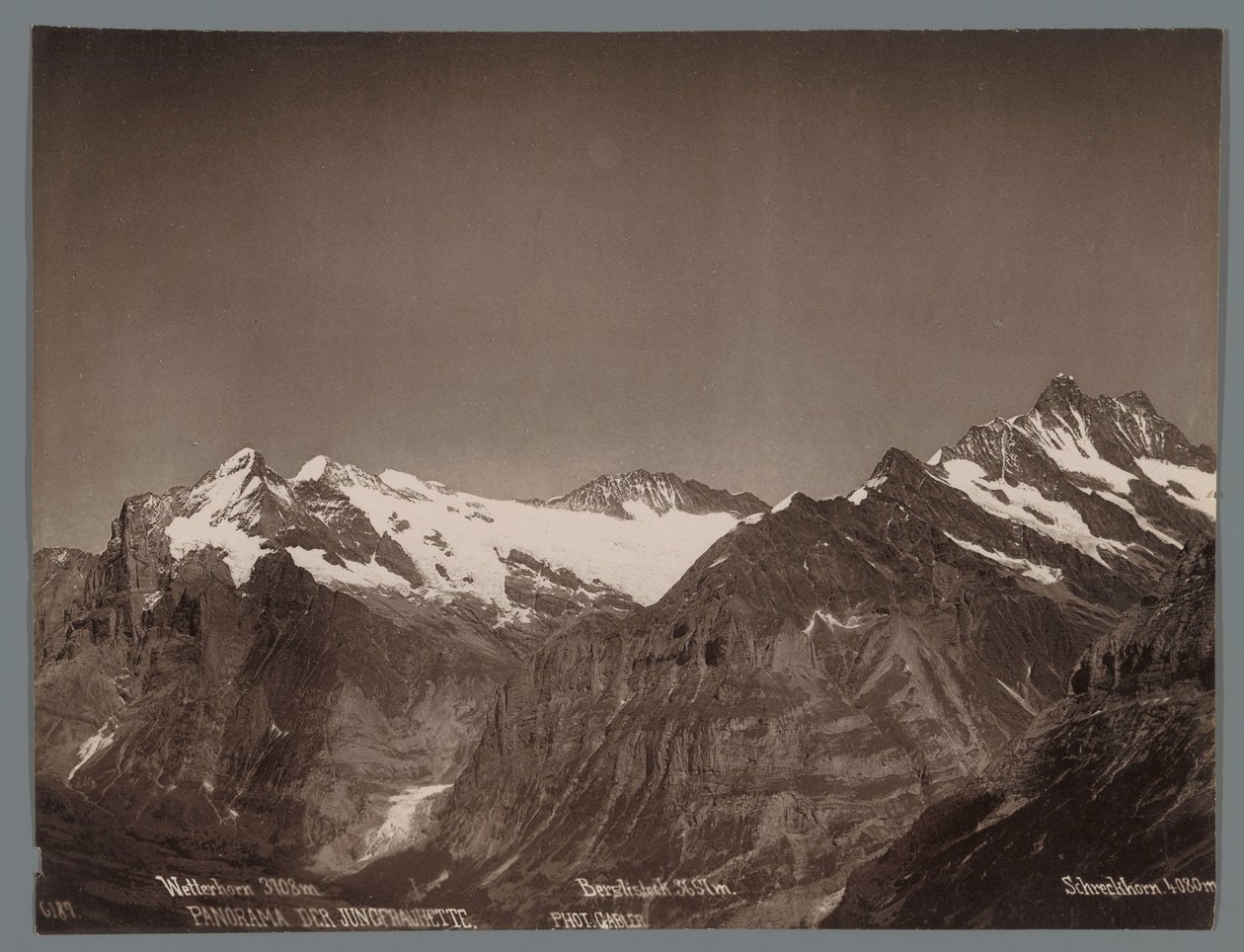 Widok na Wetterhorn, Berglistock i Schreckhorn w Alpach Berneńskich Panorama Jungfraukette (tytuł serii na obiekcie) autorstwa Arthur Gabler