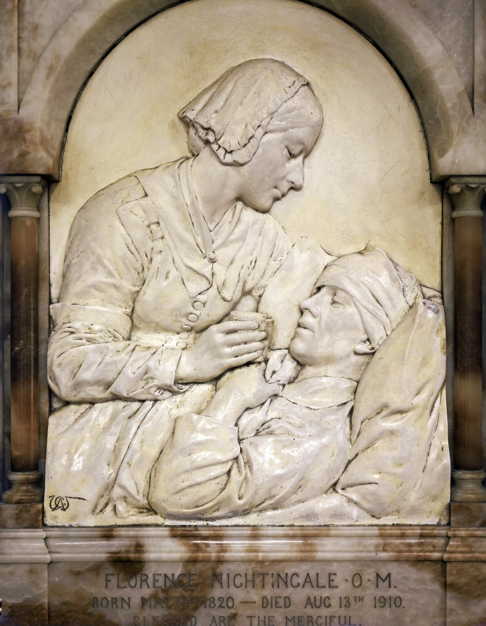 Florence Nightingale pocieszająca rannego mężczyznę (płaskorzeźba stiukowa) autorstwa Arthur George Walker