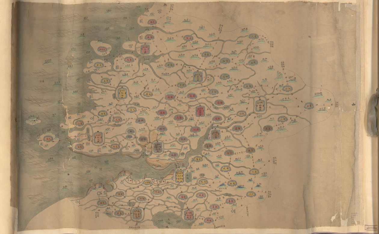 850.000. dostarczony. Zorientowany na północ do dołu. Relief pokazany obrazowo. Mapa obrazkowa. Pióro i atrament i akwarela. Pokazuje góry, wybrzeże, wyspy i drogi w prowincji Zhejiang. Zakup Hummela 1930, nr. 35. Dostępne również przez Librar autorstwa Arthur W. Hummel