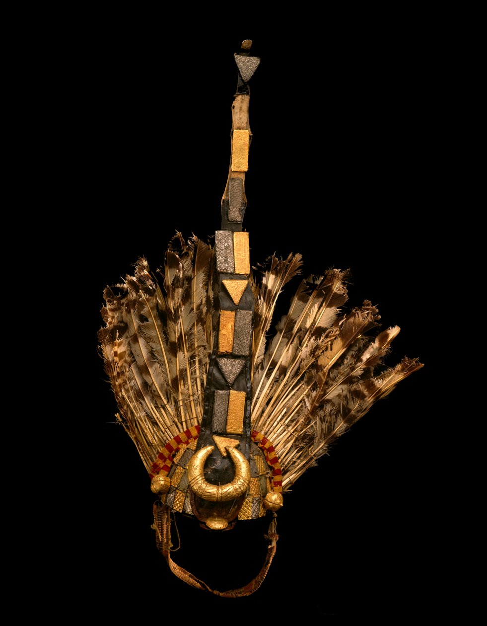 Nakrycie głowy wodzów noszących miecze, Ghana, ok. 1825 (złota blacha, blacha, tkanina, pióra, skóra, zszywki do drewna i metalu) autorstwa Asante Culture