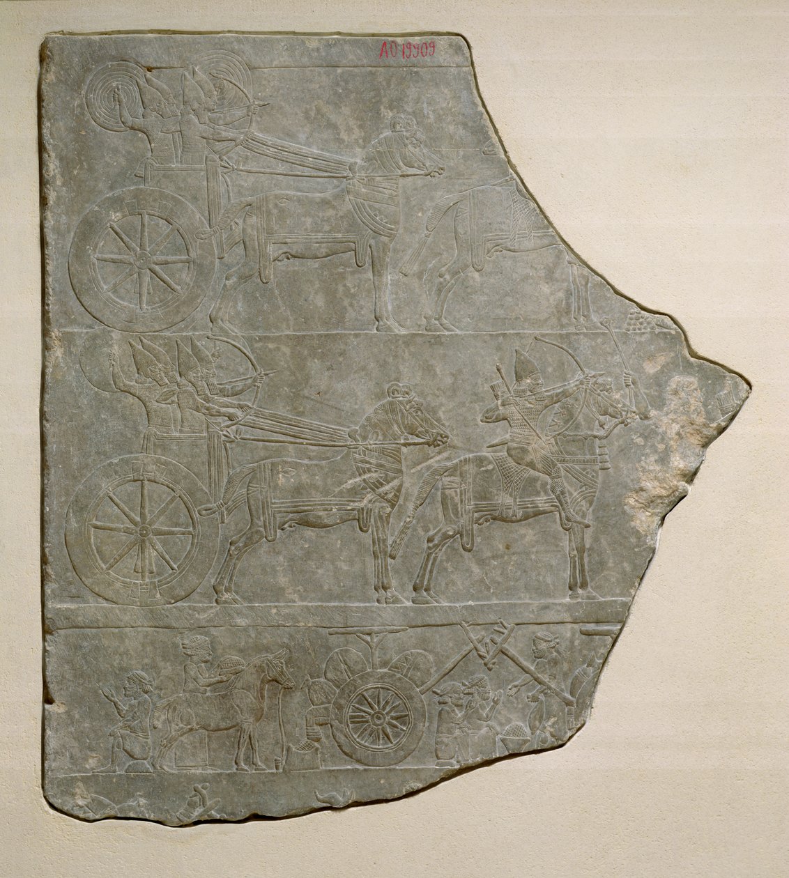 Fragment płaskorzeźby przedstawiającej armię asyryjską w walce i spoczynku, z Pałacu Asurbanipala w Niniwie autorstwa Assyrian
