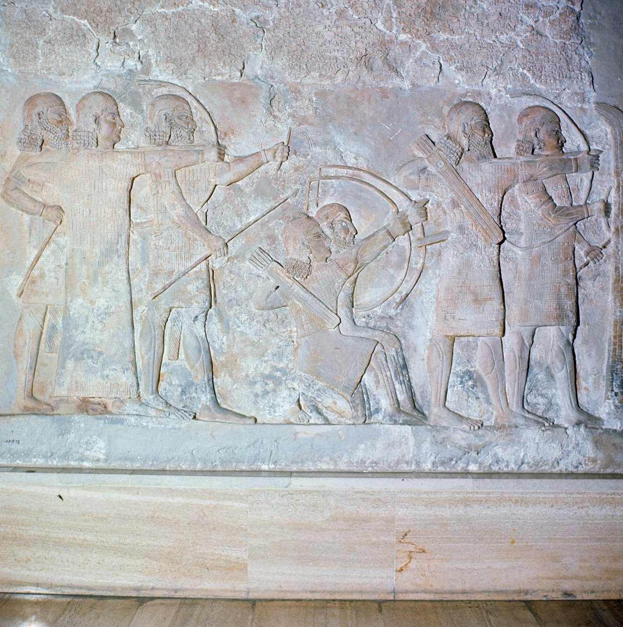 Relief przedstawiający łuczników, z Pałacu Sargona II w Chorsabadzie w Iraku autorstwa Assyrian