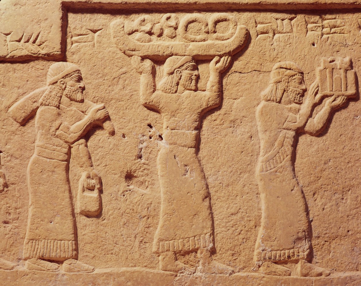 Relief przedstawiający tragarzy obładowanych prezentami autorstwa Assyrian