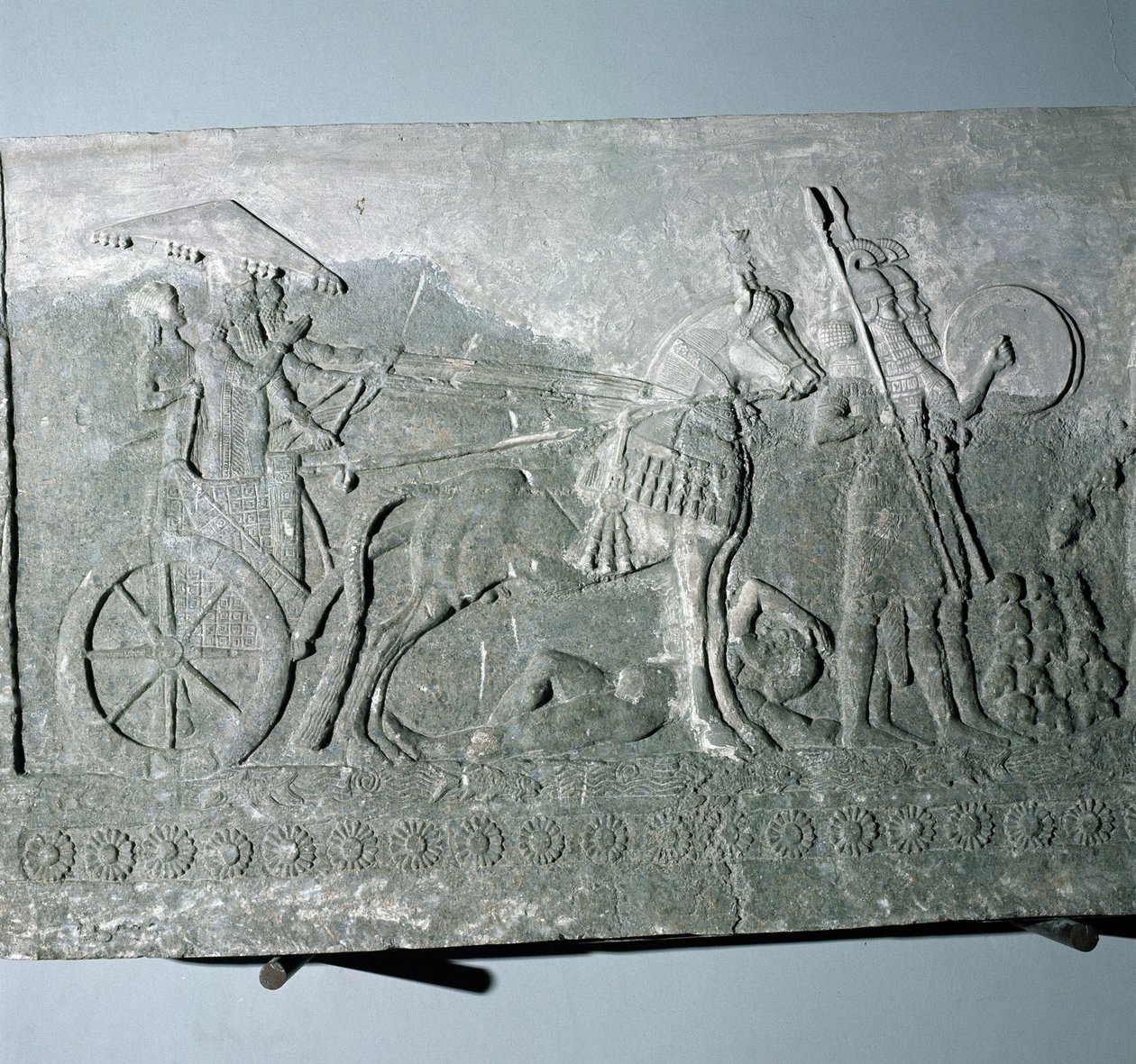 Sargon II (721-705 p.n.e.) na rydwanie bojowym, z pałacu Sargona II w Khorsabad, Irak autorstwa Assyrian