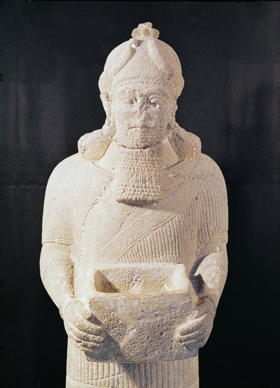 Statuetka mężczyzny niosącego pudełko, z Arslan Tach, Syria (fragment) autorstwa Assyrian