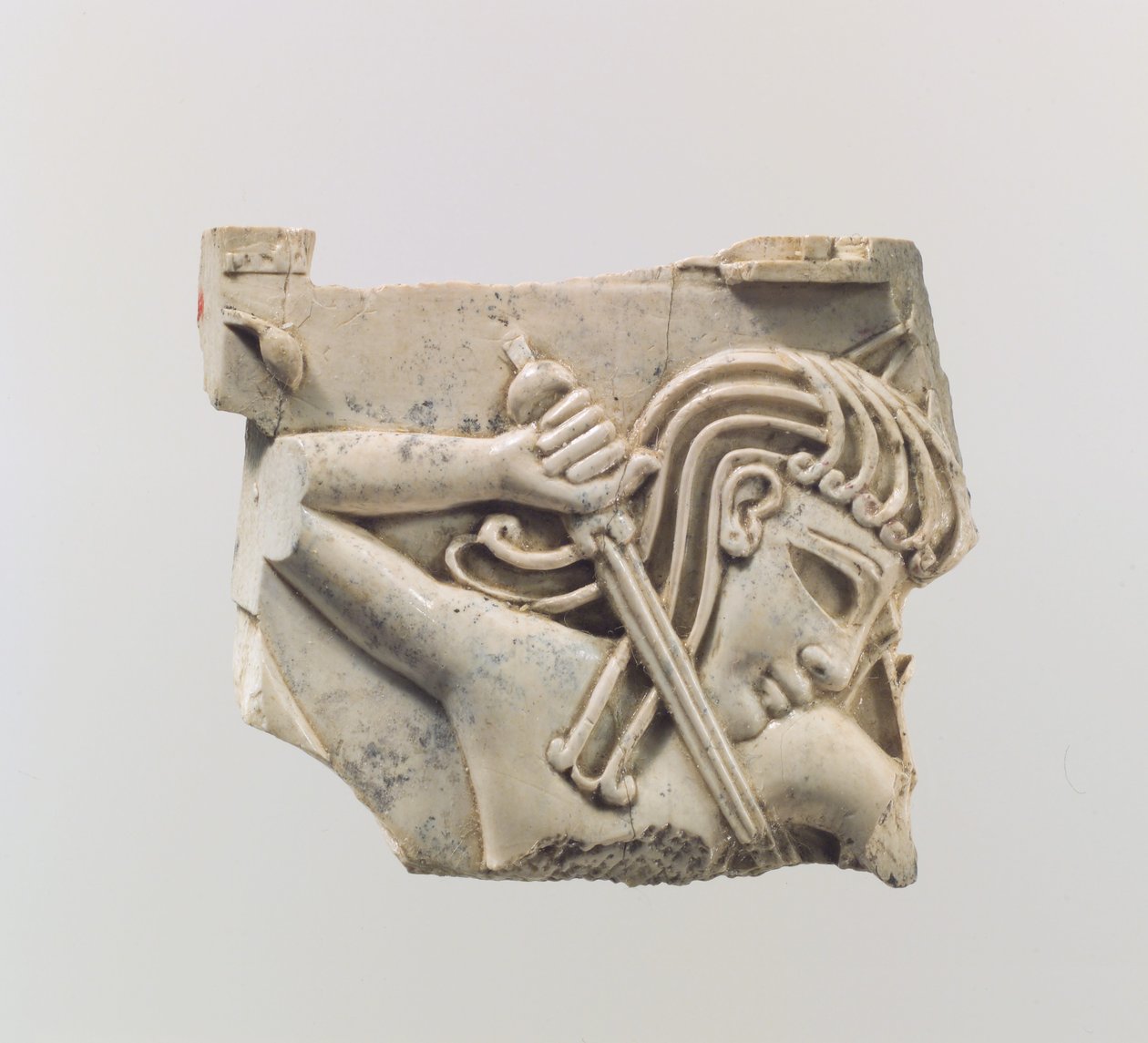 Tablica meblowa Cloisonné z postacią trzymającą miecz, ok. IX–VIII w. p.n.e. (kość słoniowa) autorstwa Assyrian