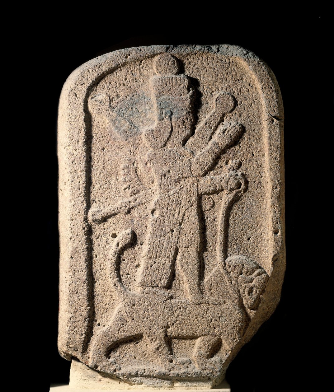 Stela przedstawiająca boginię Isztar z Arbeles trzymającą lwa. Płaskorzeźba bazaltowa z okresu neoasyryjskiego (1000-612 p.n.e.) VIII w. p.n.e. Paryż, Luwr autorstwa Assyrian