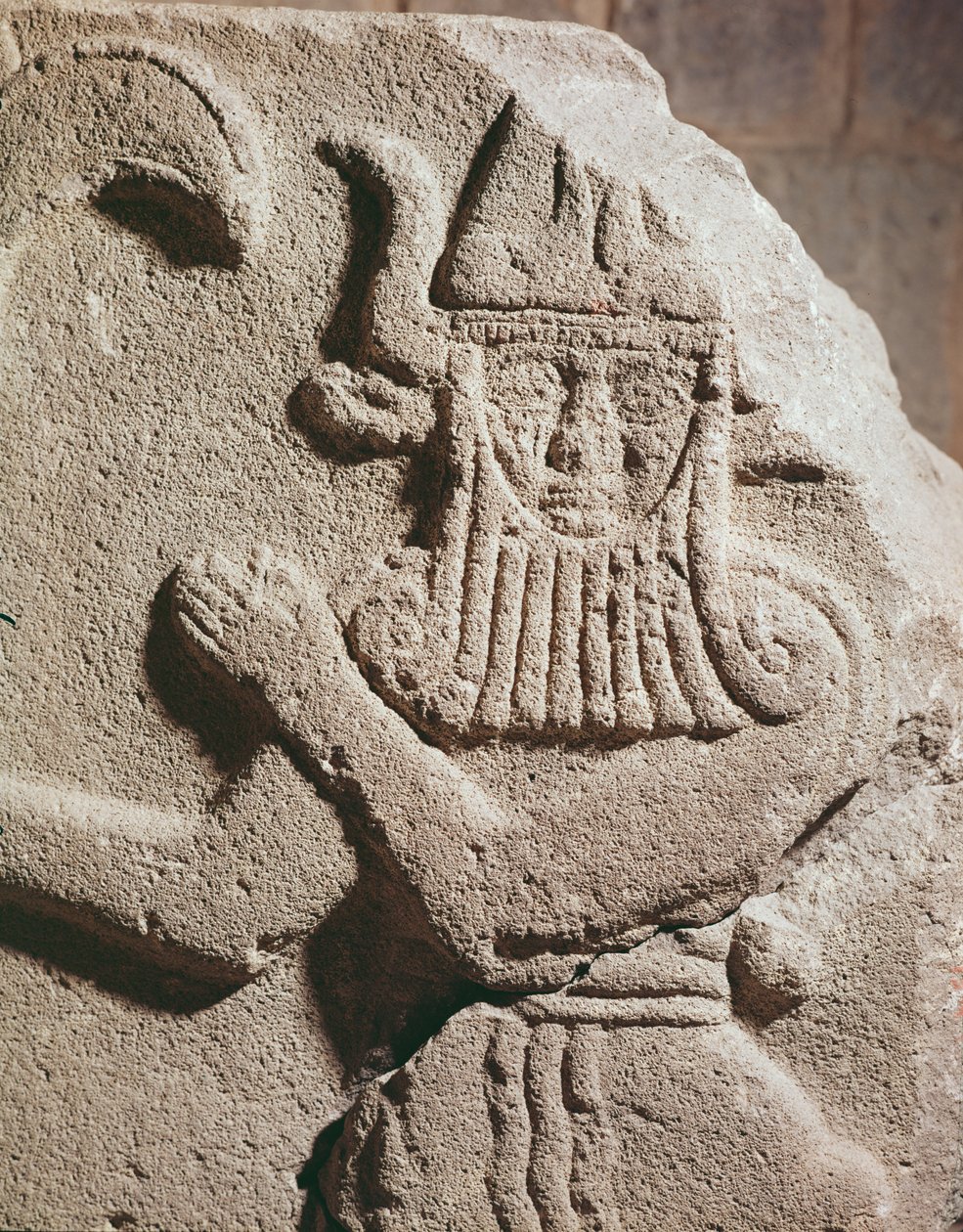 Płaskorzeźba przedstawiająca bożka hetyckiego, XI-IX wiek p.n.e. autorstwa Assyrian School