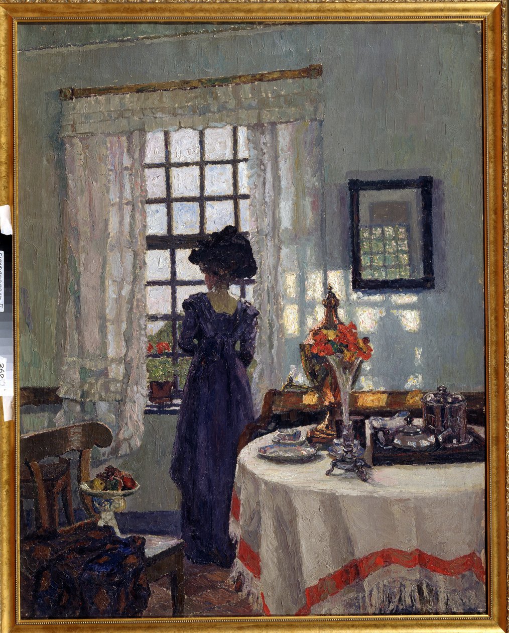 "Jeune femme à la fenetre" (Kobieta przy oknie) Elegancka kobieta w stylu Belle Epoque, z dużym kapeluszem wyglądającym przez okno. Obraz Augusta von Brandisa (1862-1947) Regionalne Muzeum Sztuki początku XX wieku, Symferopol autorstwa August von Brandis