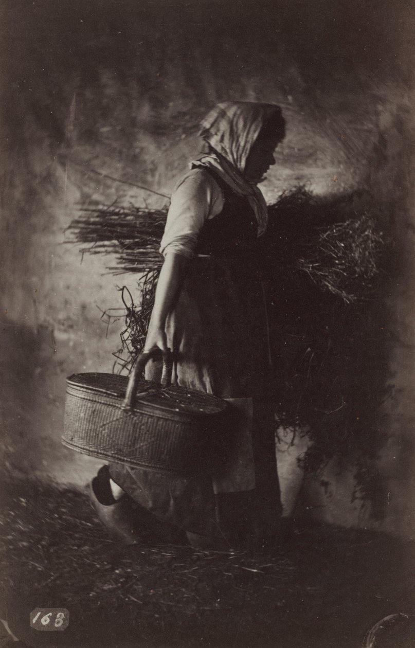 Chłopka niosąca kosz i siano, ok. 1930 r. 1870. autorstwa Auguste Giraudon