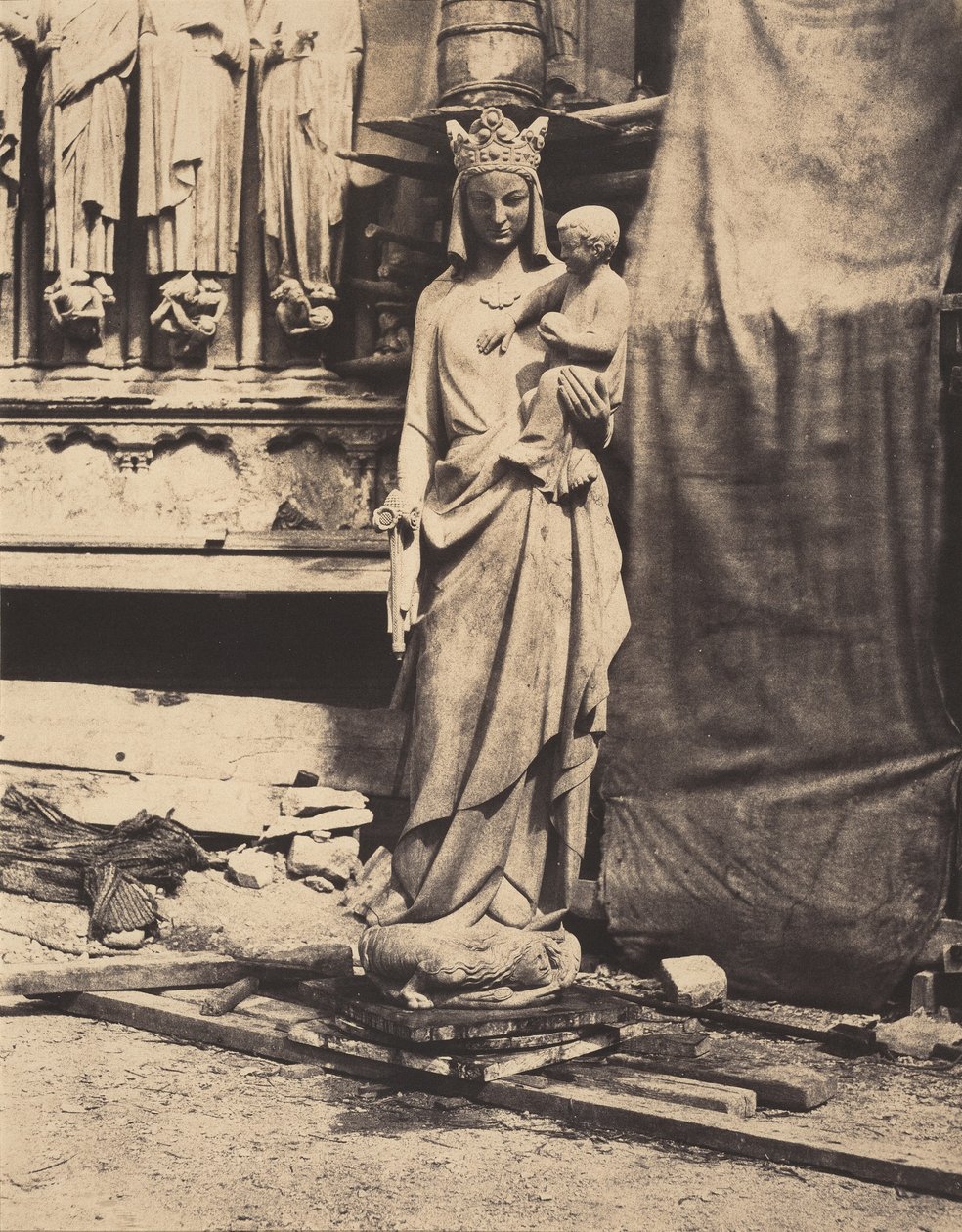 Madonna z Dzieciątkiem, wyrzeźbiona przez Geoffroy-Dechaume, katedra Notre-Dame, Paryż, ok. 1854 r. (zdjęcie) autorstwa Auguste Mestral