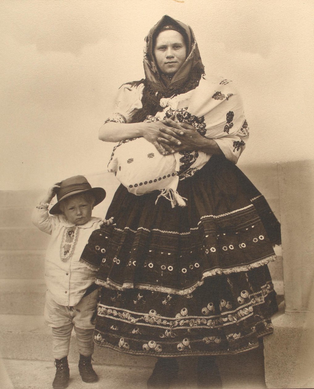 Słowaczka i dzieci, ok. 1910 autorstwa Augustus F. Sherman