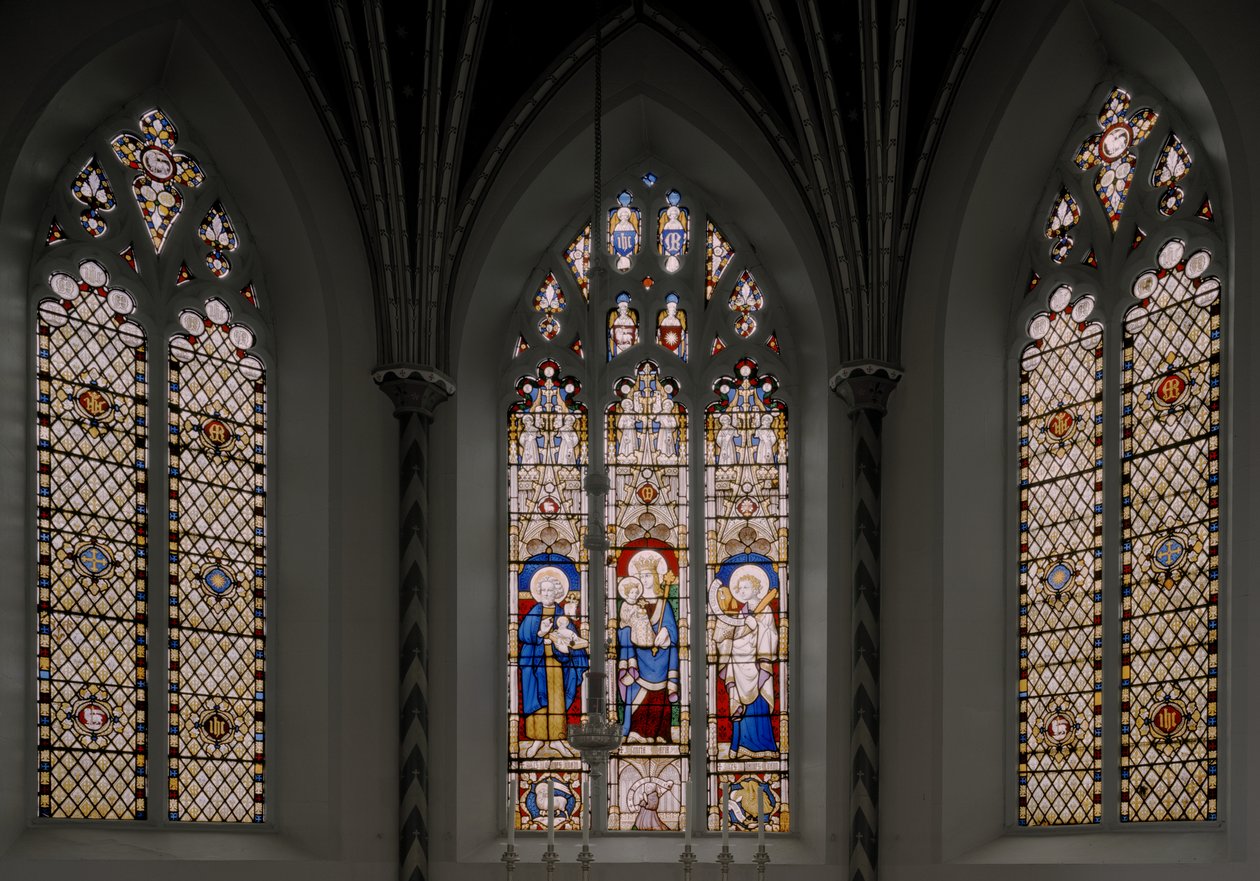 Okno apsydy ze św. Janem Chrzcicielem, Dziewicą z Dzieciątkiem i św. Janem Ewangelistą, 1841-42 (witraże) autorstwa Augustus Welby Northmore Pugin